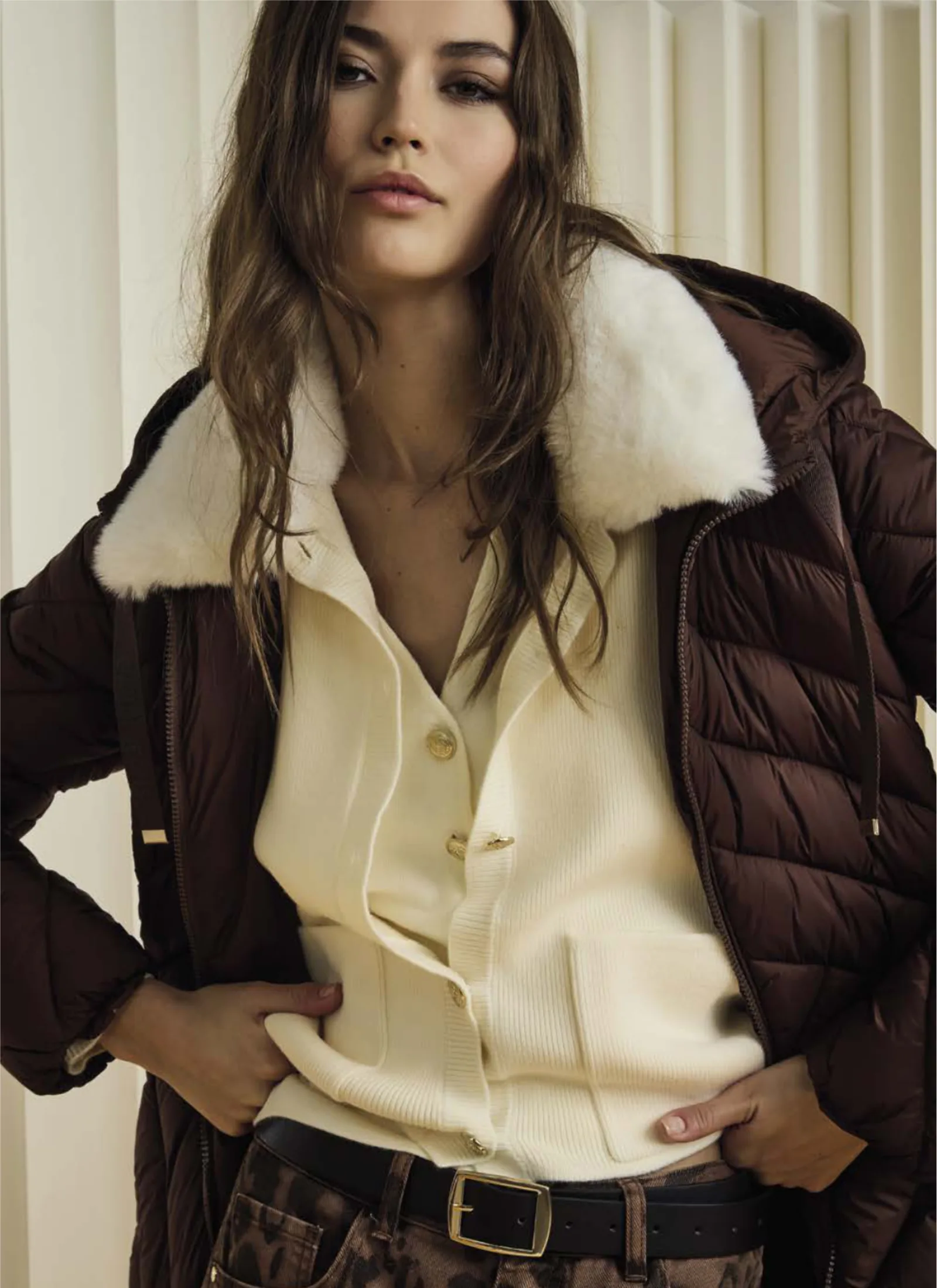 Detalle del plumón chocolate con cuello de pelo Gaudí Jeans FW26