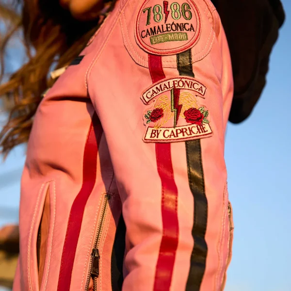 Chaqueta Runak Camaleónica · detalle manga Detalle de los parches bordados y las franjas de la manga de la chaqueta Runak de Camaleónica.