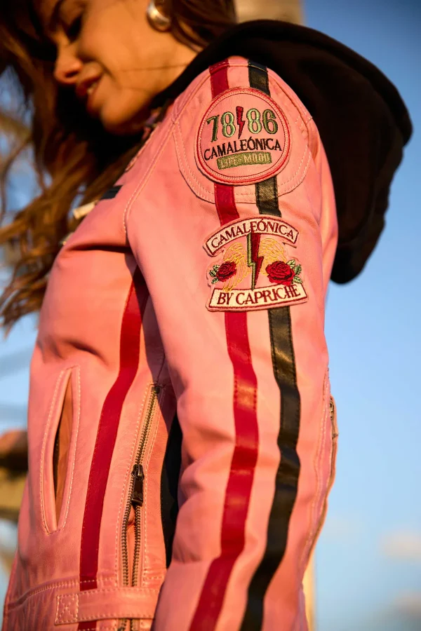 Chaqueta Runak Camaleónica · detalle manga Detalle de los parches bordados y las franjas de la manga de la chaqueta Runak de Camaleónica.