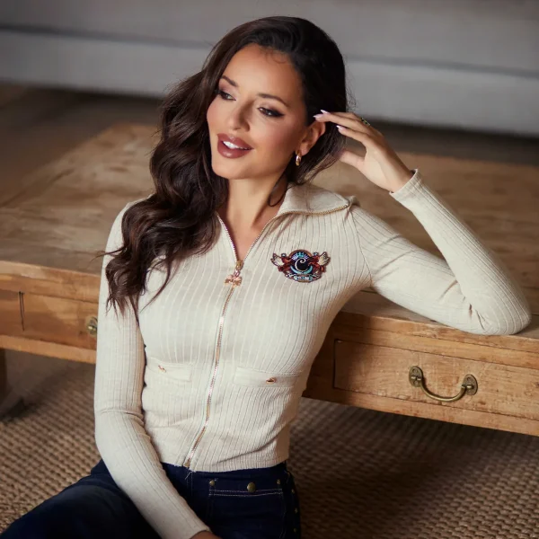Chaqueta de punto Snowlyn de Camaleónica combinada con pantalón vaquero oscuro.