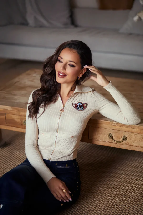 Chaqueta de punto Snowlyn de Camaleónica combinada con pantalón vaquero oscuro.