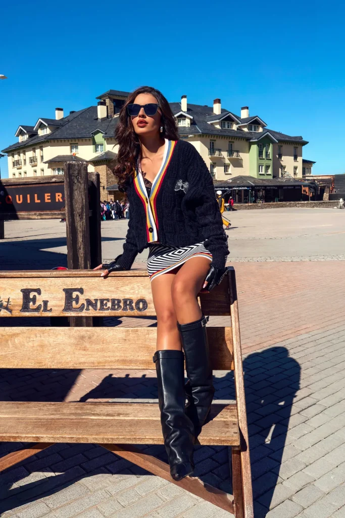 Falda Brim de Camaleónica de rombos blanco y negro, llevada con botas altas negras.