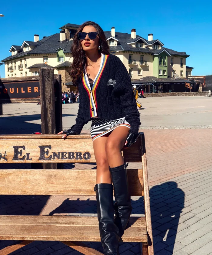 Falda Brim de Camaleónica de rombos blanco y negro, llevada con botas altas negras.