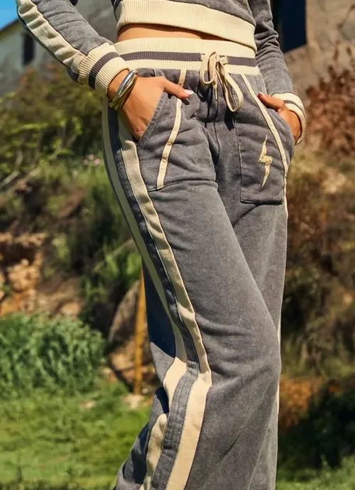 Pantalón jogger Hilltop de Camaleónica, gris con banda lateral crema.