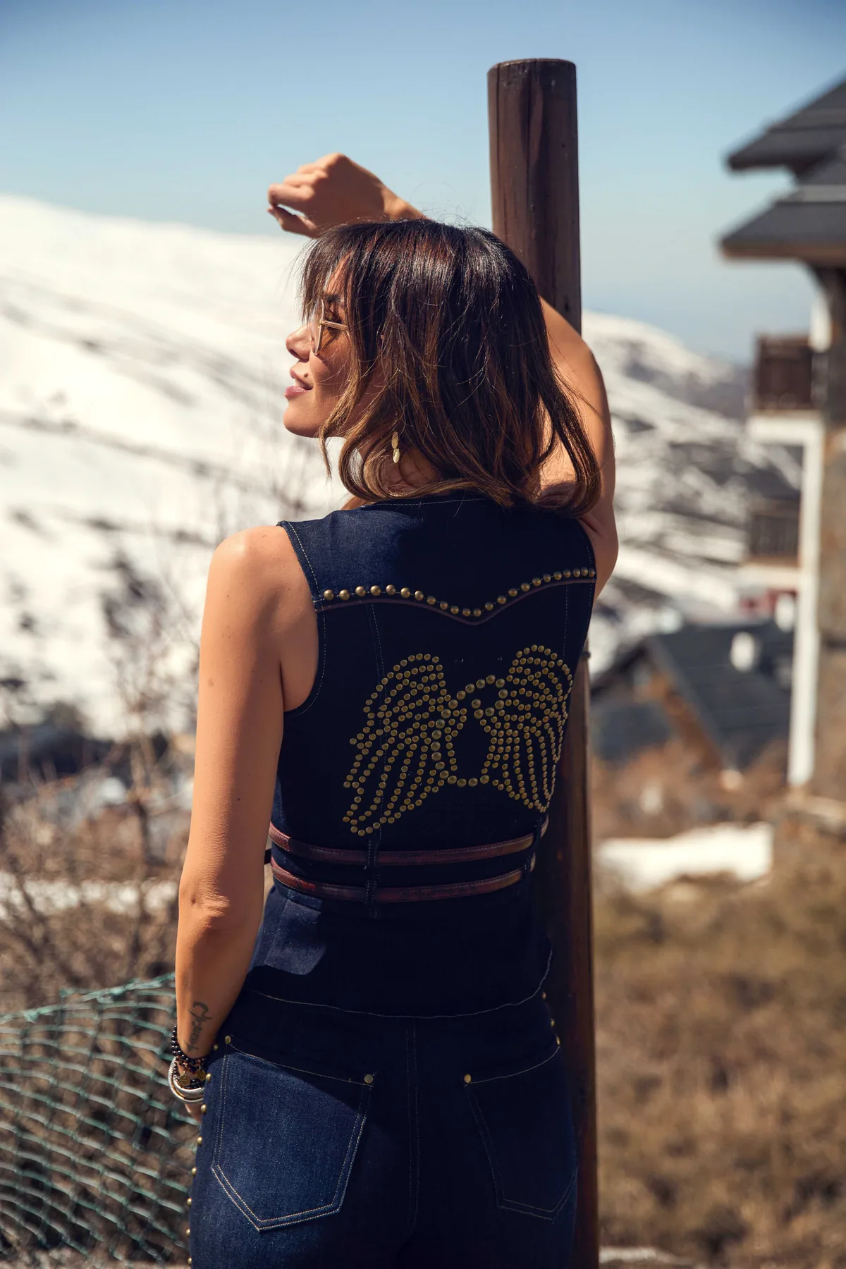 Look Camaleónica FW26/27 de denim en paisaje de montaña