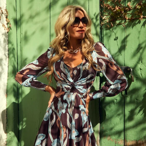 Vestido Marlow de Camaleónica, escote cruzado y estampado floral, detalle frontal con gafas de sol.