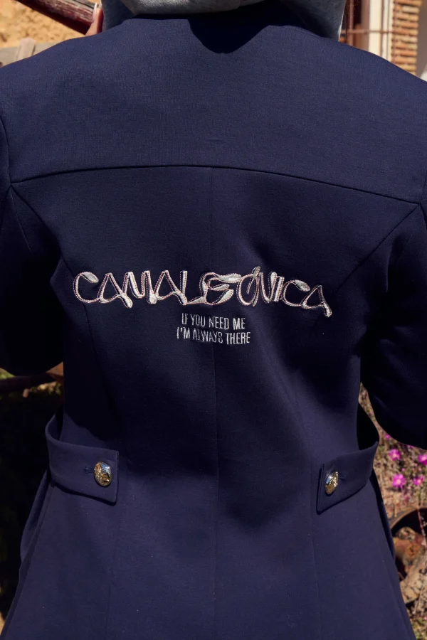 Detalle de la espalda del blazer Voyager Camaleónica azul marino con bordado Camaleónica y dos tapetas con botón