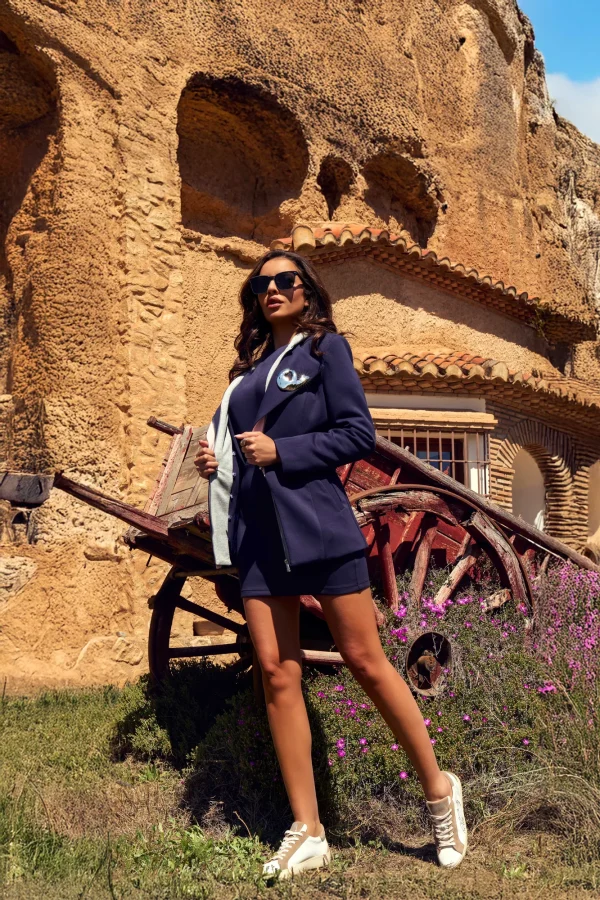 Blazer Voyager azul marino con cremallera sobre el vestido Aven Camaleónica, visto de tres cuartos y de cuerpo entero