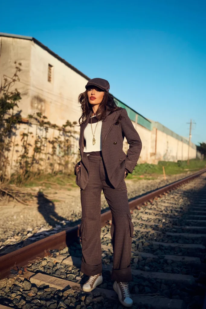 Blazer Jasper de raya diplomática con camiseta Yukon de top crudo, pantalón Haldor y boina Elkorn Camaleónica, vistos de frente