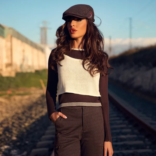 camaleonica-boina-elkorn-camiseta-yukon-pantalon-haldor-frontal Boina Elkorn, camiseta Yukon con top de tirantes crudo y pantalón Haldor de raya diplomática Camaleónica, vistos de frente