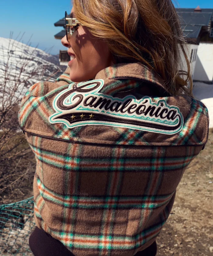 Espalda de la chaqueta Wander Camaleónica de cuadros con gran parche Camaleónica estilo universitario