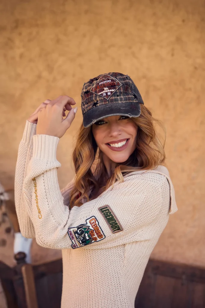 Detalle de la gorra Kylan Camaleónica de béisbol desgastada con panel de cuadros y parche bordado en rombo