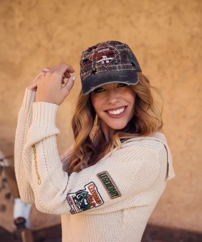 Detalle de la gorra Kylan Camaleónica de béisbol desgastada con panel de cuadros y parche bordado en rombo