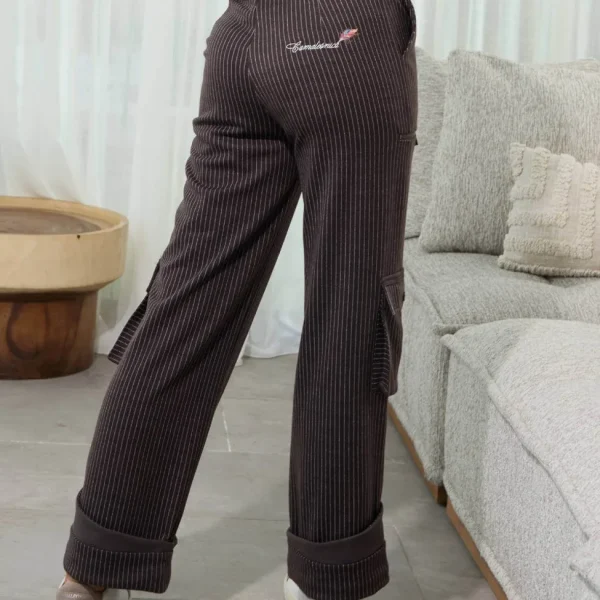 Camaleonica pantalon haldor espalda Espalda del pantalón Haldor Camaleónica con bordado Camaleónica y pluma de colores