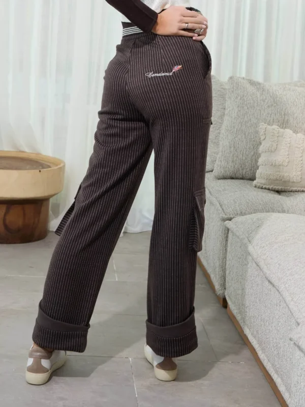 Camaleonica pantalon haldor espalda Espalda del pantalón Haldor Camaleónica con bordado Camaleónica y pluma de colores