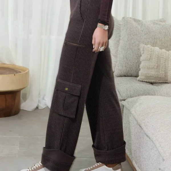 Camaleonica pantalon haldor lateral Perfil del pantalón Haldor Camaleónica con bolsillo cargo con botón dorado y cremallera lateral