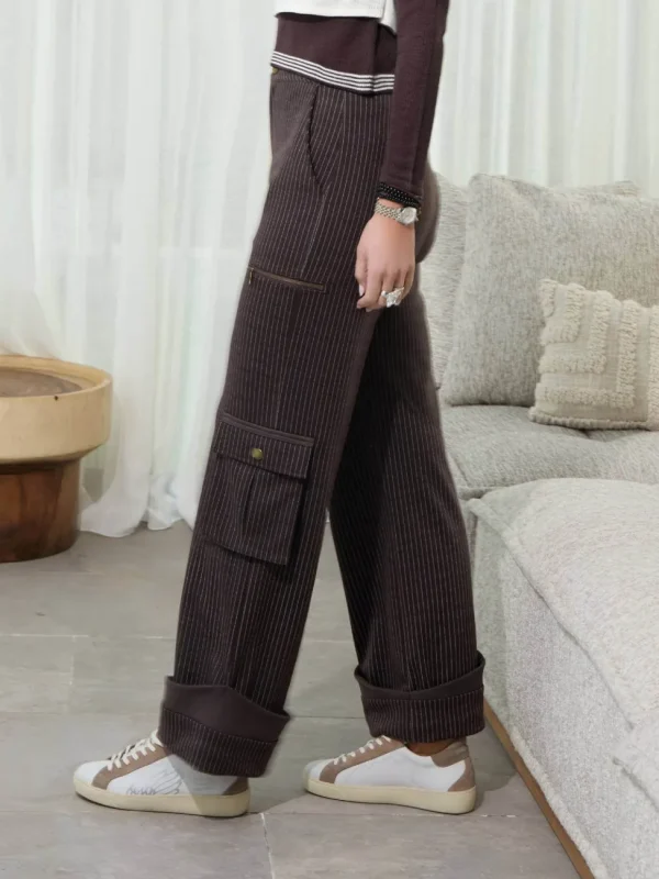 Camaleonica pantalon haldor lateral Perfil del pantalón Haldor Camaleónica con bolsillo cargo con botón dorado y cremallera lateral