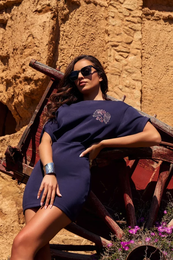 Vestido Aven Camaleónica azul marino de cuerpo holgado con bordado de ángel, visto de tres cuartos