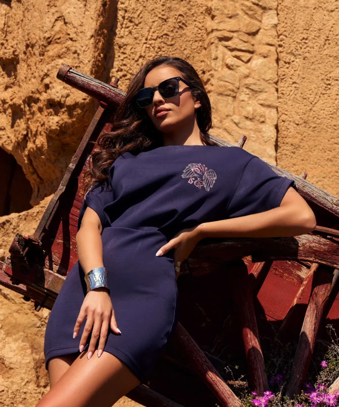 Vestido Aven Camaleónica azul marino de cuerpo holgado con bordado de ángel, visto de tres cuartos